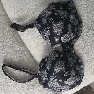 Victoria Secret 38 DD black and white lightly lined bra.